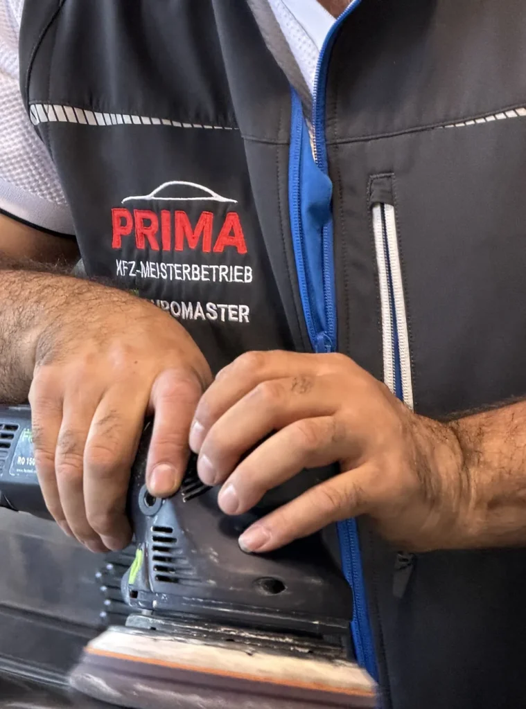 KFZ-Meisterbetrieb Auto Service Prima bei der Politur eines Fahrzeugs